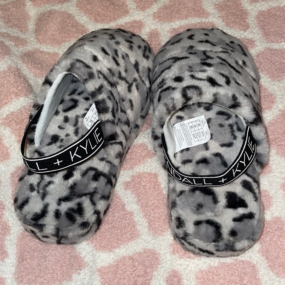 NEVER WORN KENDALL AND KYLIE SLIPPERS